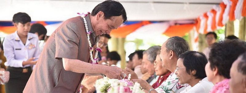 กองกลาง สำนักงานอธิการบดี ร่วมกิจกรรมสรงน้ำหลวงพ่อพระพุทธโสธรและรดน้ำขอพรผู้สูงอายุ กองกลาง สำนักงานอธิการบดี ร่วมกิจกรรมสรงน้ำหลวงพ่อพระพุทธโสธรและรดน้ำขอพรผู้สูงอายุ